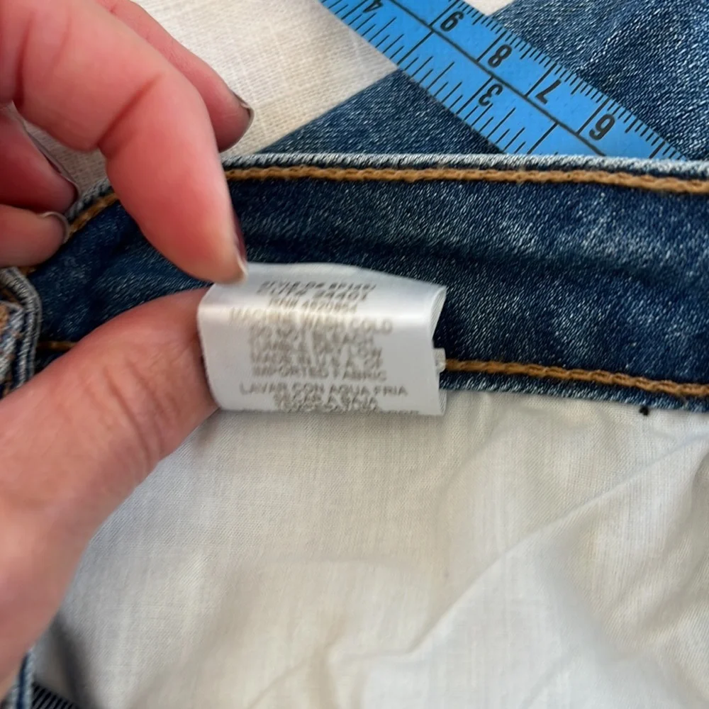 William B size 29 medium wash zipper slit slim straight leg jean. New with tag